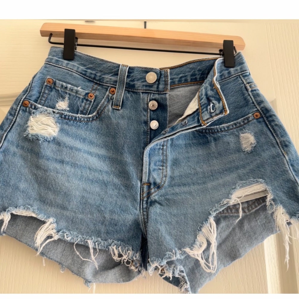 Leviโs Cutoff Denim Shorts. Size: 26. Excellent condition ๐ - Picture 4 of 9